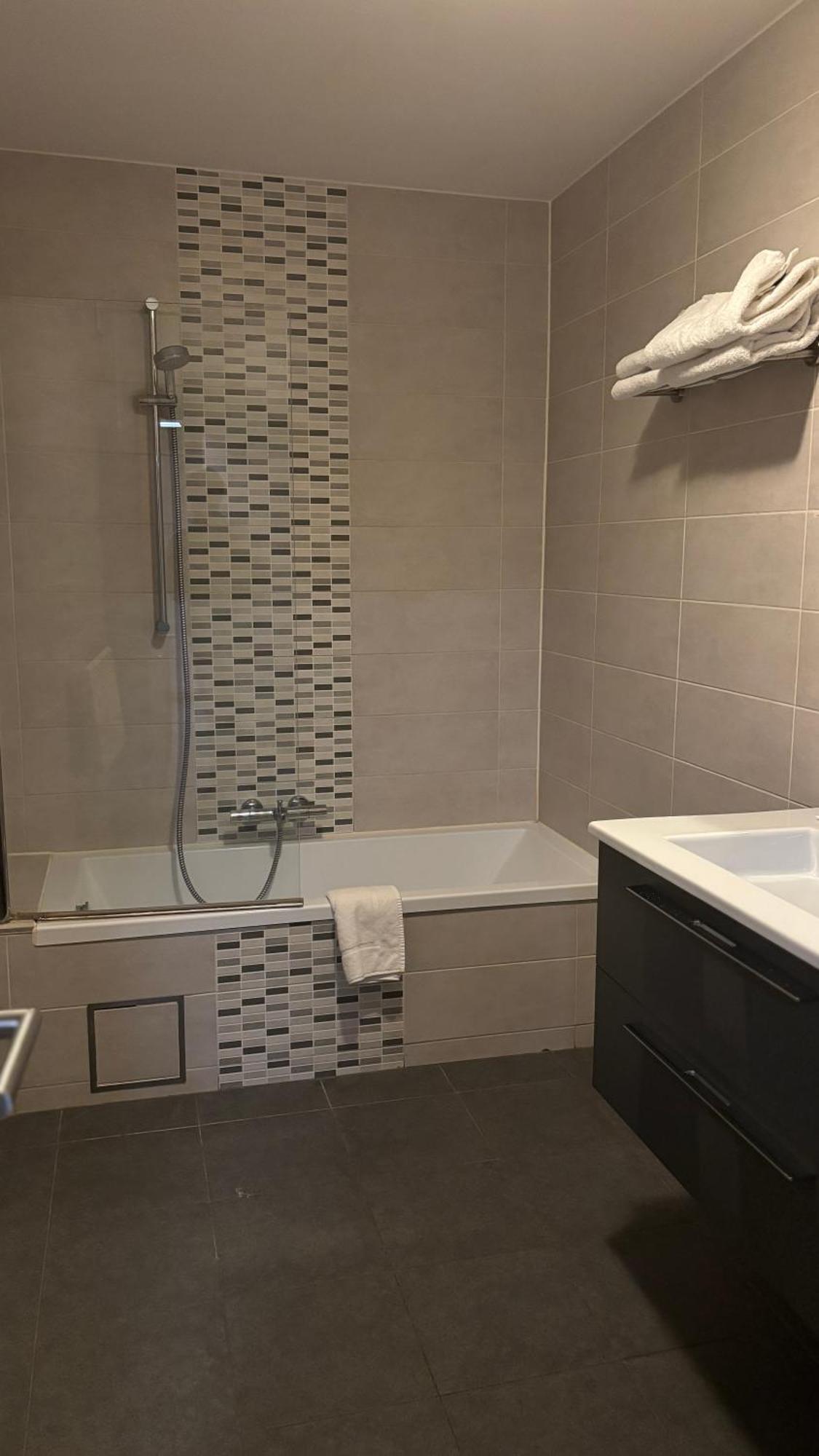 Hotel La Louve La Louvière Екстериор снимка