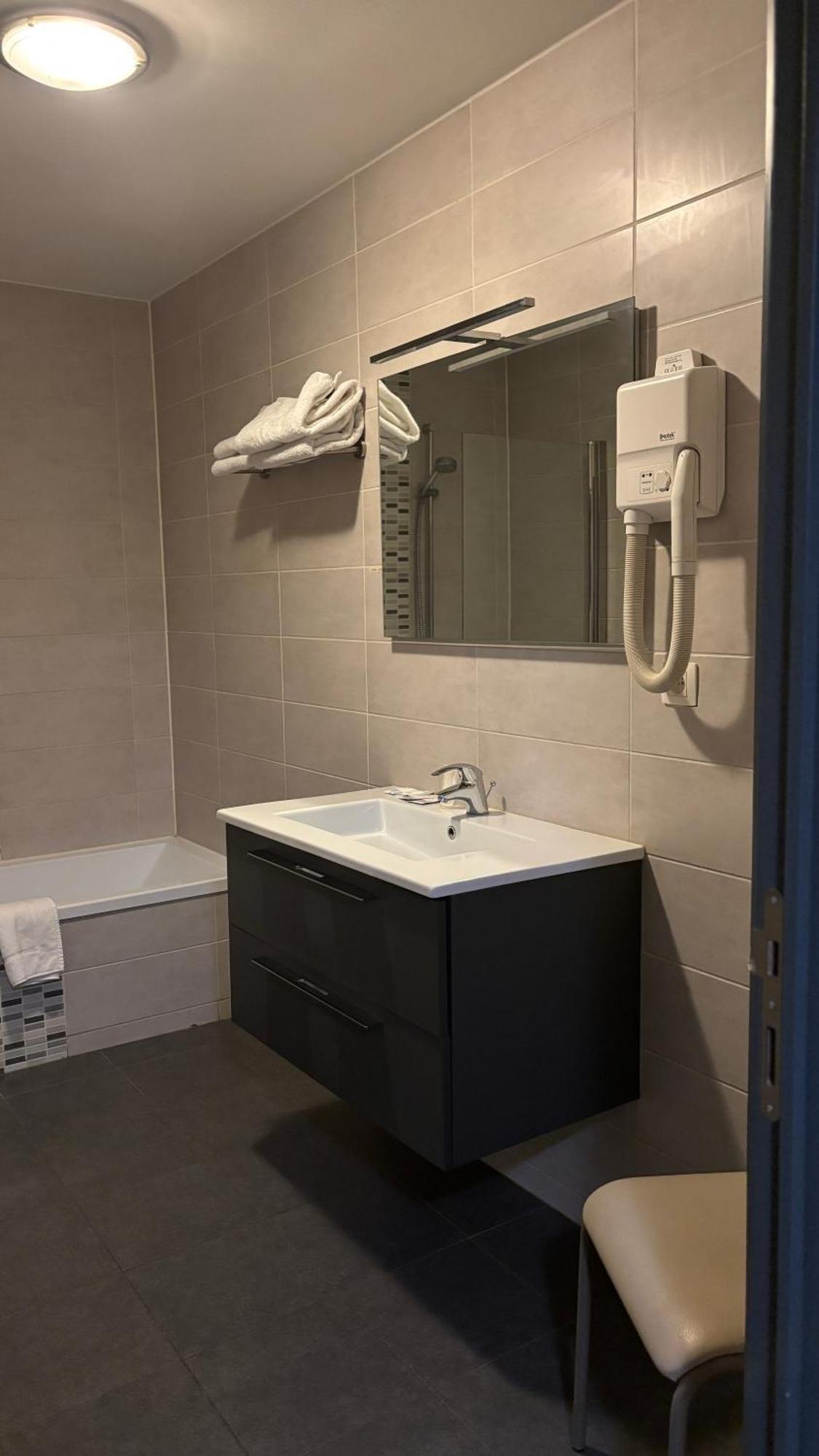 Hotel La Louve La Louvière Екстериор снимка