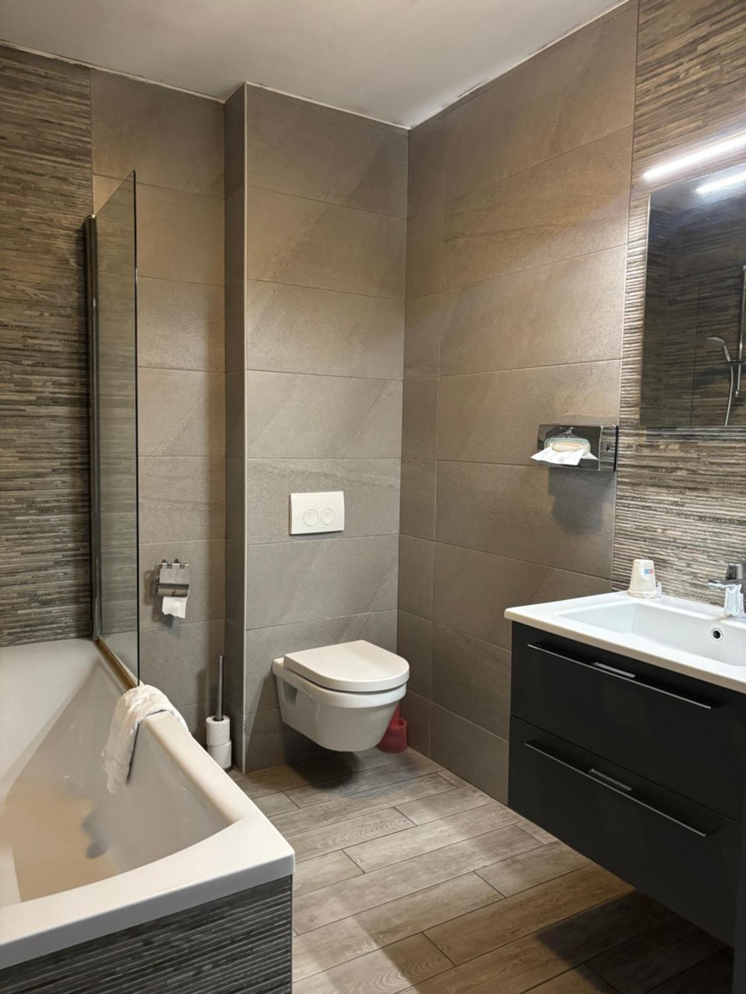 Hotel La Louve La Louvière Екстериор снимка