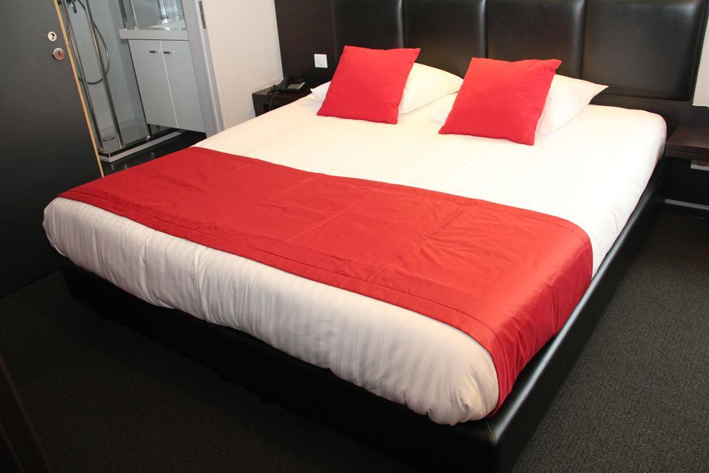 Hotel La Louve La Louvière Екстериор снимка